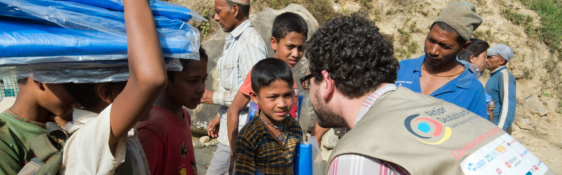 Weltweit sind Menschen auf das Engagement Humanitärer Helfer angewiesen.