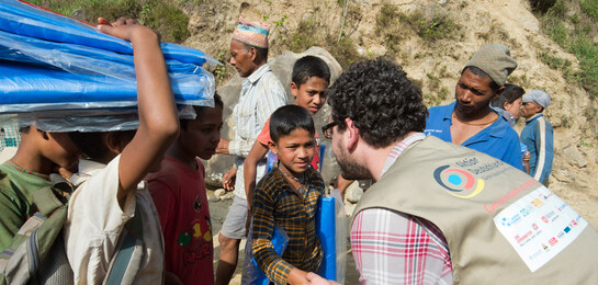Weltweit sind Menschen auf das Engagement Humanitärer Helfer angewiesen.