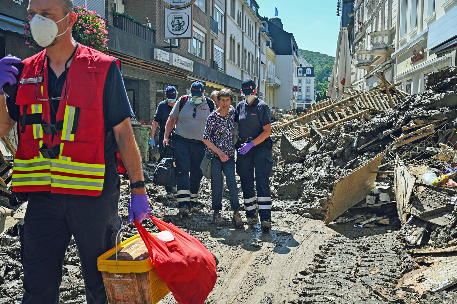 Helfer der Johanniter und Ilse H. in der Innenstadt von Bad Neuenahr-Ahrweiler