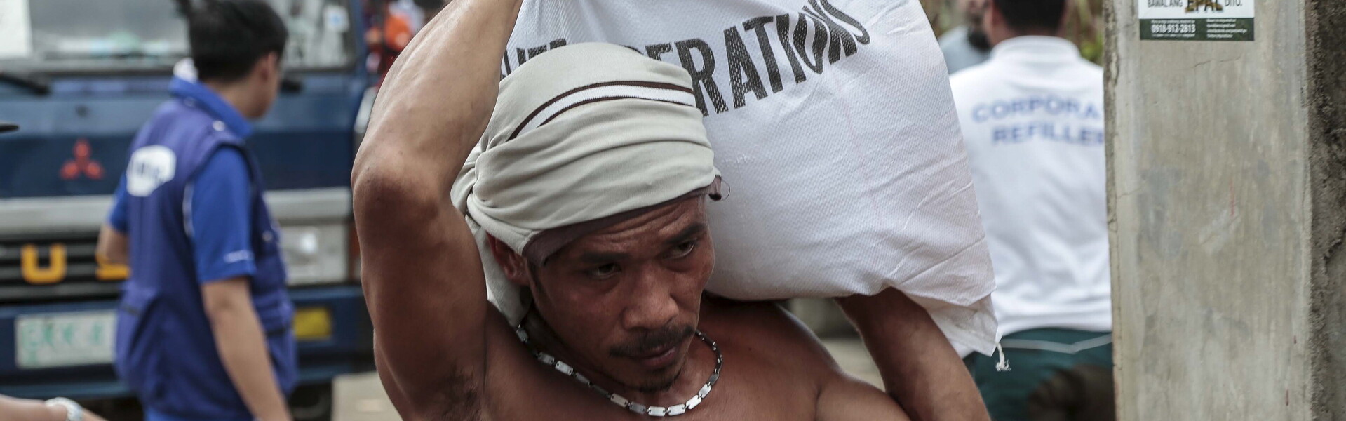 Nach einem Taifun folgt die Hungersnot durch El Niño: Auf den Philippinen werden Nahrungsmittel verteilt.