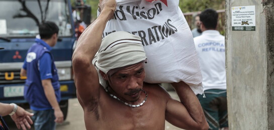 Nach einem Taifun folgt die Hungersnot durch El Niño: Auf den Philippinen werden Nahrungsmittel verteilt.