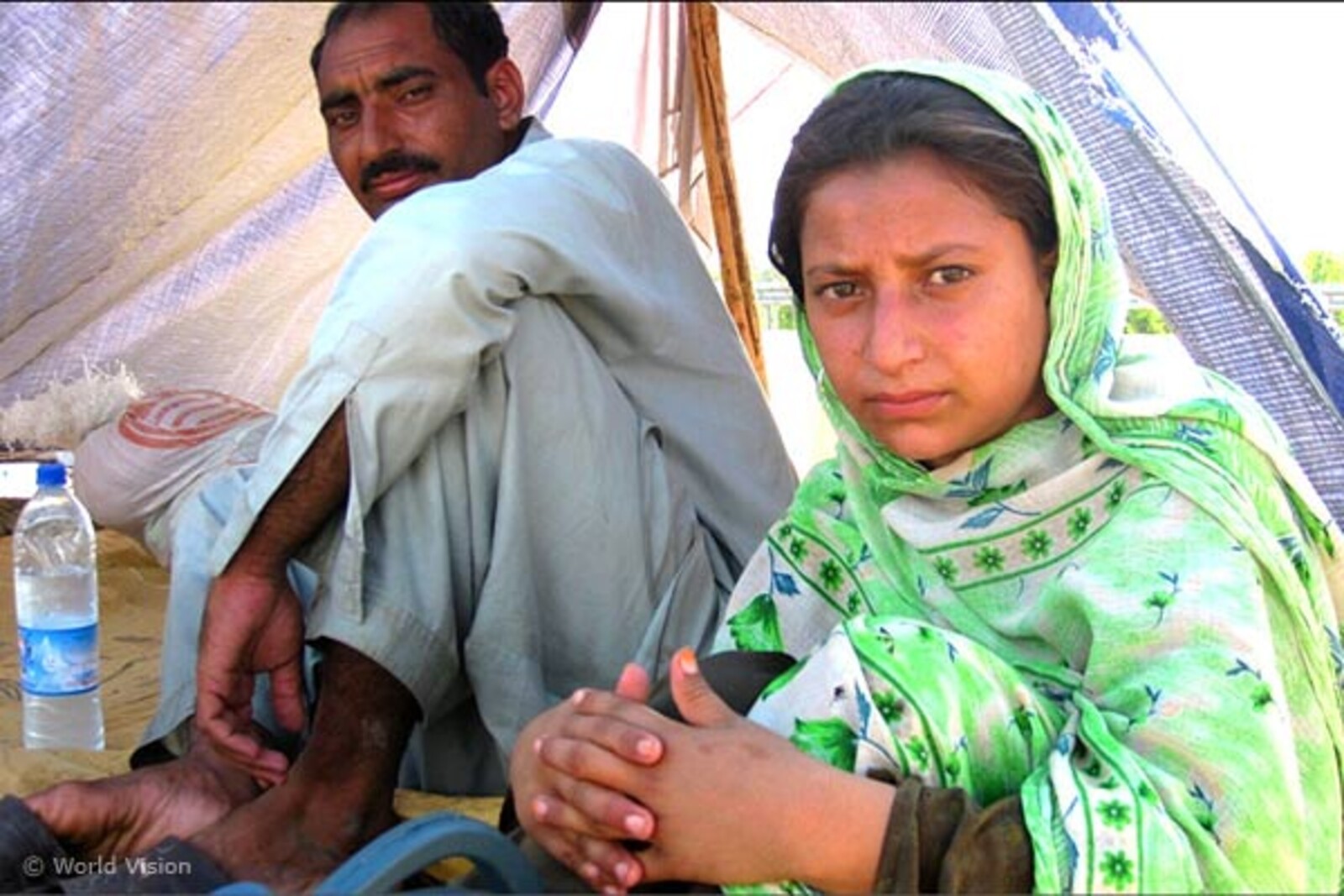 Flut Pakistan: Mann und Frau in einem Zelt