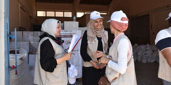 Drei humanitäre Helferinnen bei der Organisation der Verteilung von Hilfsgütern