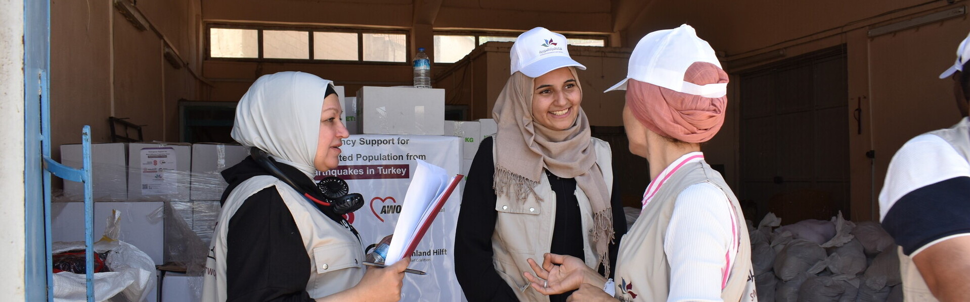 Drei humanitäre Helferinnen bei der Organisation der Verteilung von Hilfsgütern
