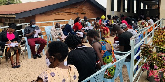Menschen warten vor einem Krankenhaus in Kampala, Uganda