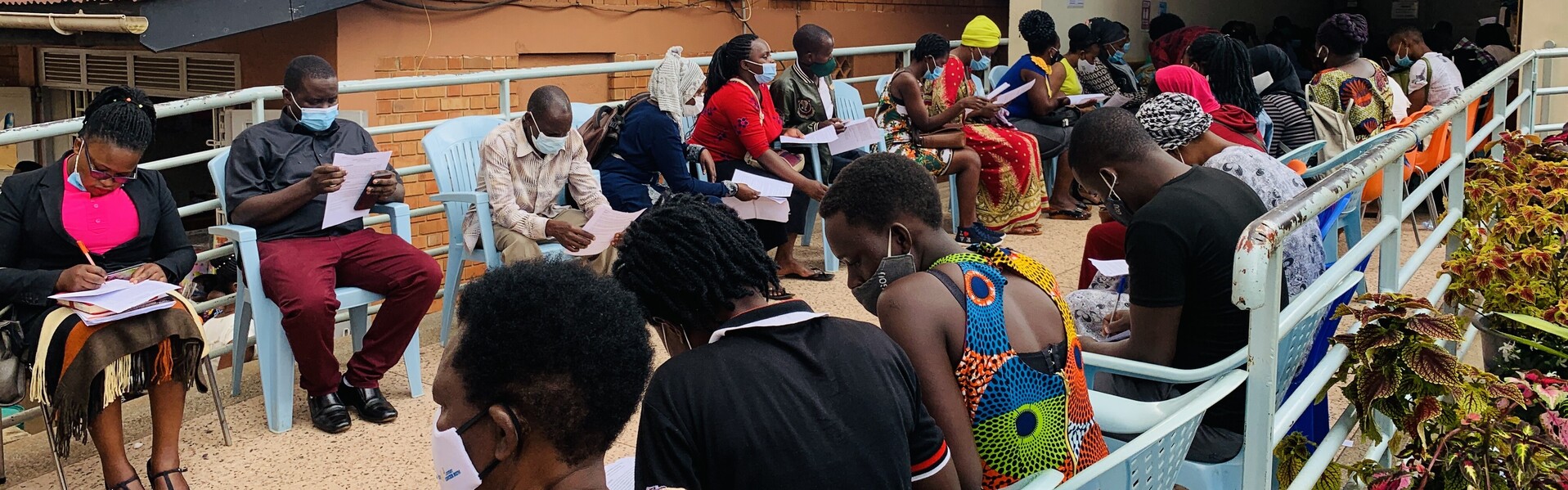 Menschen warten vor einem Krankenhaus in Kampala, Uganda