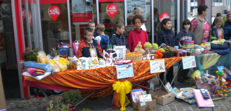 Kinder verkaufen bei einem Flohmarkt Bücher und Spielsachen für einen guten Zweck. Kinder verkaufen bei einem Flohmarkt Bücher und Spielsachen für einen guten Zweck.