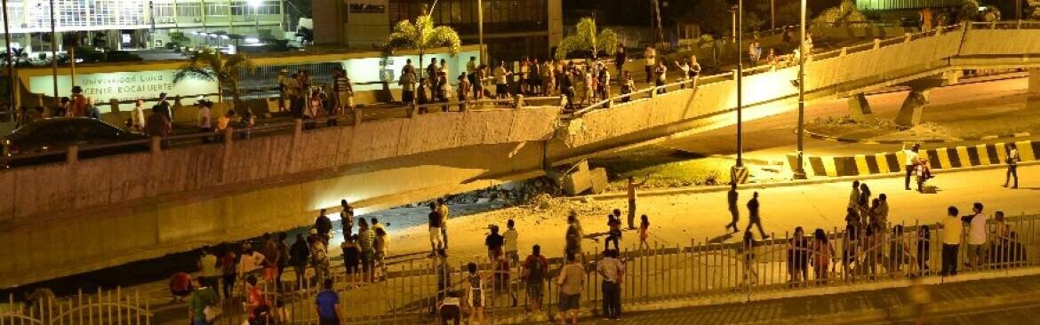 Erst langsam werden die Ausmaße des Erdbebens in Ecuador deutlich. Eingestürzte Brücken erschweren die Bergung Verletzter.