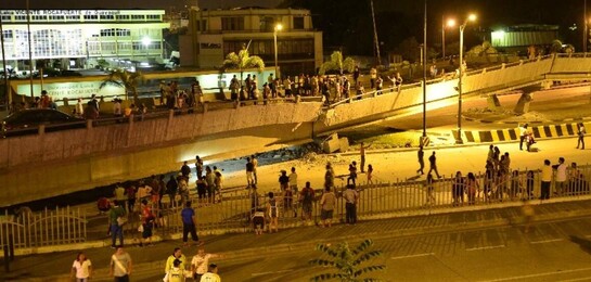 Erst langsam werden die Ausmaße des Erdbebens in Ecuador deutlich. Eingestürzte Brücken erschweren die Bergung Verletzter.