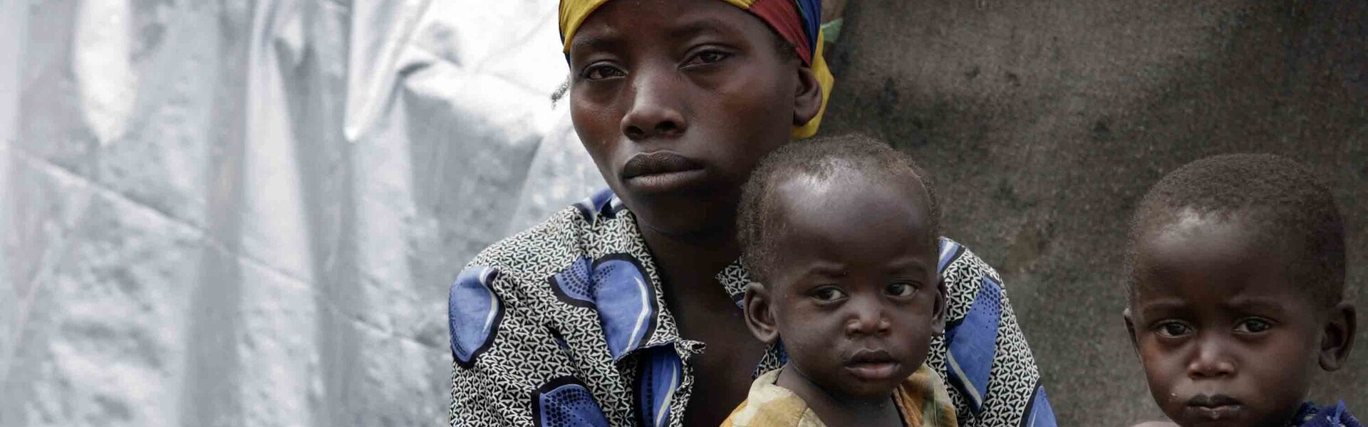 Eine Frau mit ihren zwei Kindern in der Demokratischen Republik Kongo