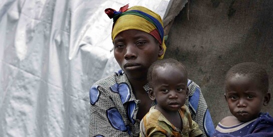 Eine Frau mit ihren zwei Kindern im Kongo