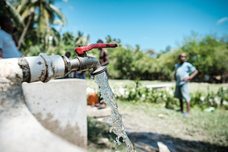 Eine Wasseraufbereitungsanlage, die Cholera-Bakterien aus dem Wasser filtert