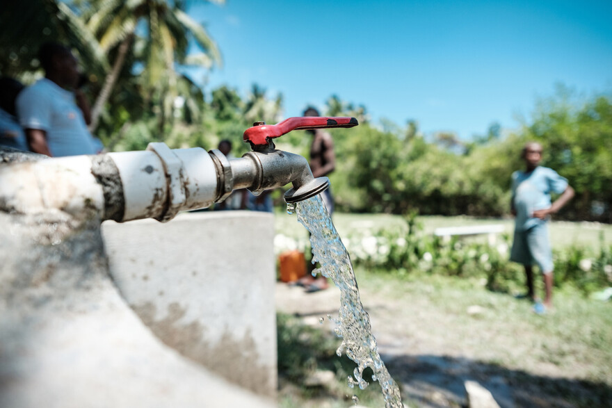Eine Wasseraufbereitungsanlage, die Cholera-Bakterien aus dem Wasser filtert Eine Wasseraufbereitungsanlage, die Cholera-Bakterien aus dem Wasser filtert