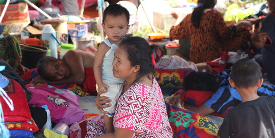 Eine Familie in Indonesien - sie brauchen Schutz und Sicherheit (Archivbild)