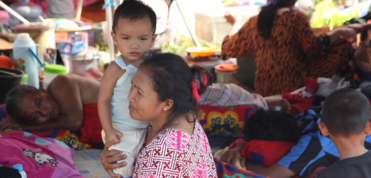 Nach Erdbeben und Tsunami sind viele Menschen auf Sulawesi gezwungen, in Notunterkünften auszuharren Nach Erdbeben und Tsunami sind viele Menschen auf Sulawesi gezwungen, in Notunterkünften auszuharren