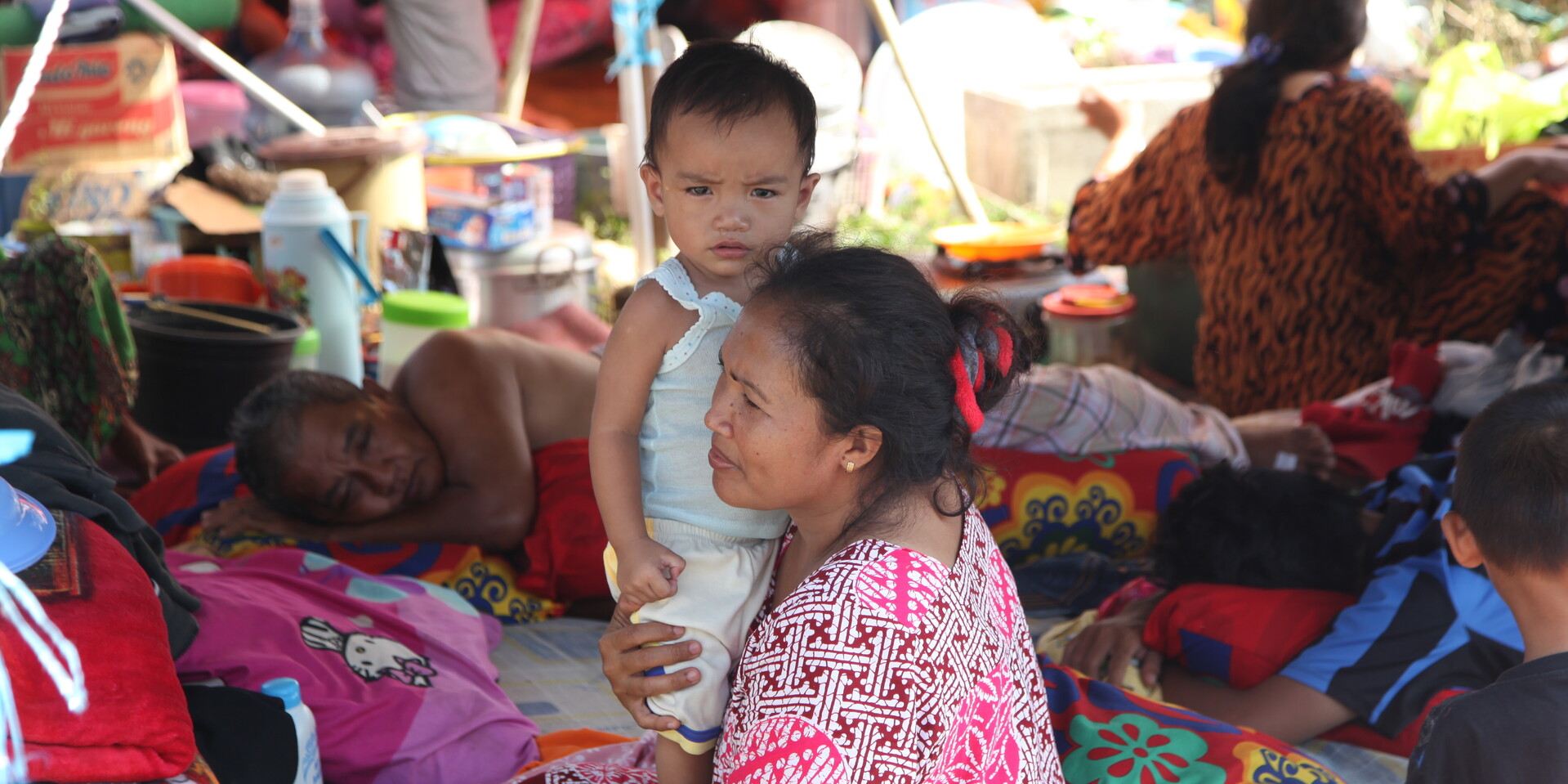Nach Erdbeben und Tsunami sind viele Menschen auf Sulawesi gezwungen, in Notunterkünften auszuharren