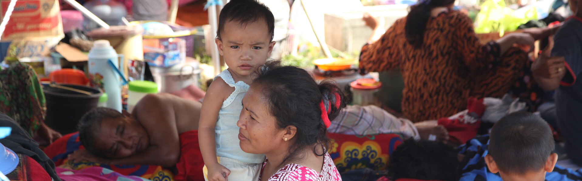 Eine Familie in Indonesien - sie brauchen Schutz und Sicherheit (Archivbild)