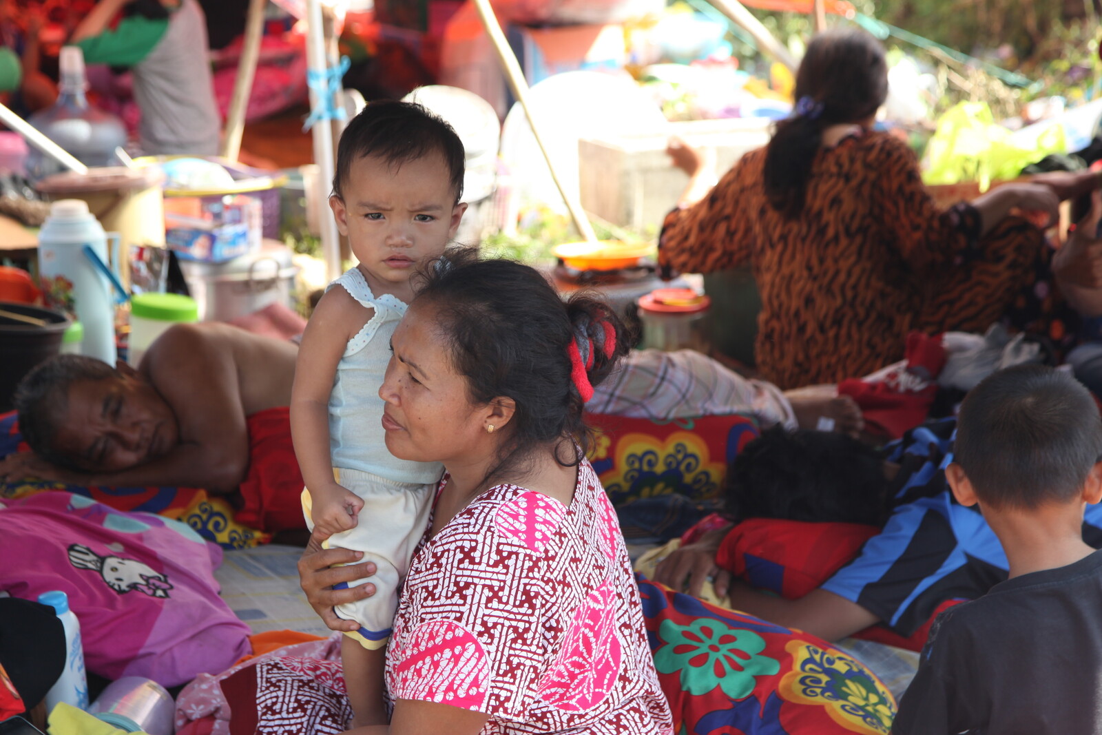 Nach Erdbeben und Tsunami sind viele Menschen auf Sulawesi gezwungen, in Notunterkünften auszuharren