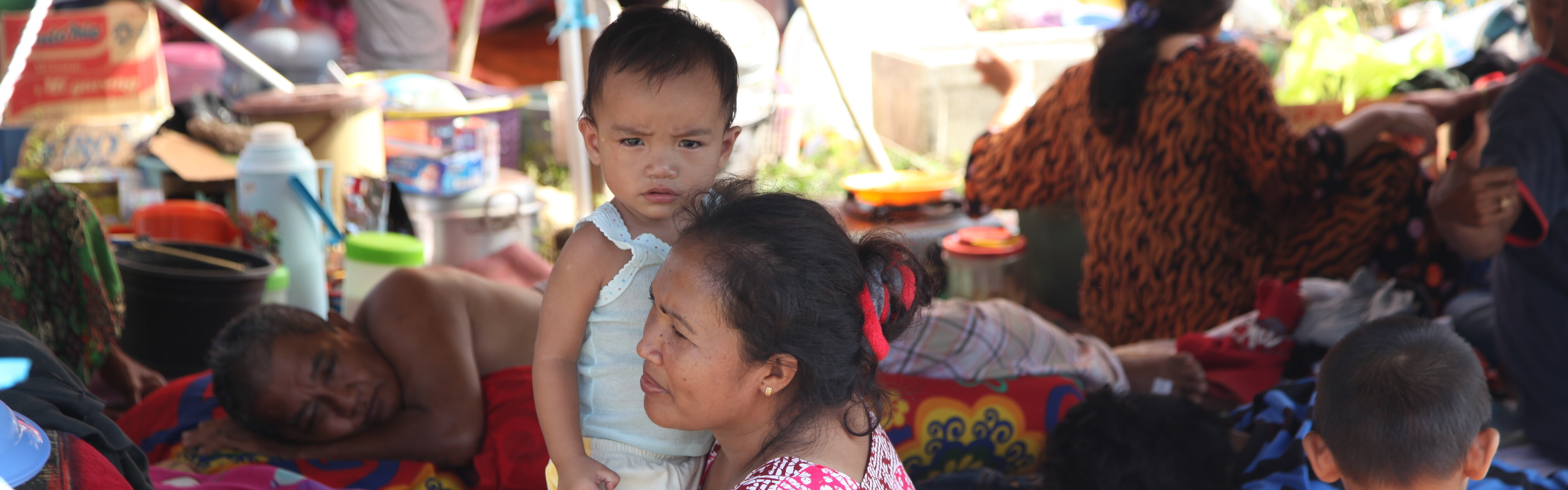 Nach Erdbeben und Tsunami sind viele Menschen auf Sulawesi gezwungen, in Notunterkünften auszuharren