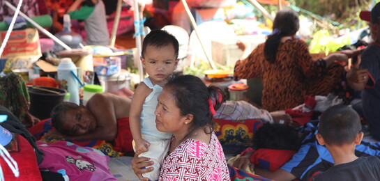Nach Erdbeben und Tsunami sind viele Menschen auf Sulawesi gezwungen, in Notunterkünften auszuharren
