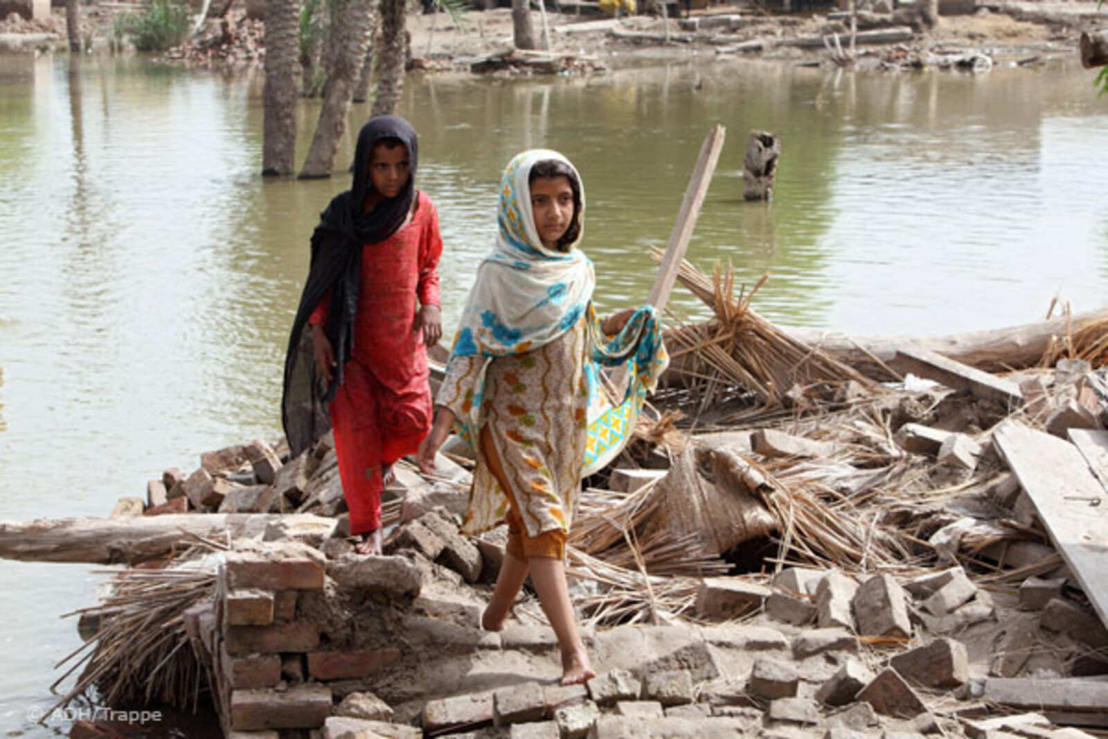 2010.08.30-maedchen-laufen-ueber-truemmer Flut Pakistan: Mädchen laufen über Trümmer