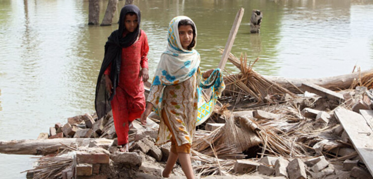 Flut Pakistan: Mädchen laufen über Trümmer Flut Pakistan: Mädchen laufen über Trümmer