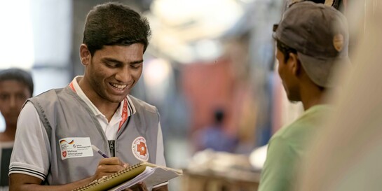 Gesundheitshelfer Nurul Amin bei der Aufnahme von Gesundheitsinformationen eines Geflüchteten in einem Camp in Bangladesch