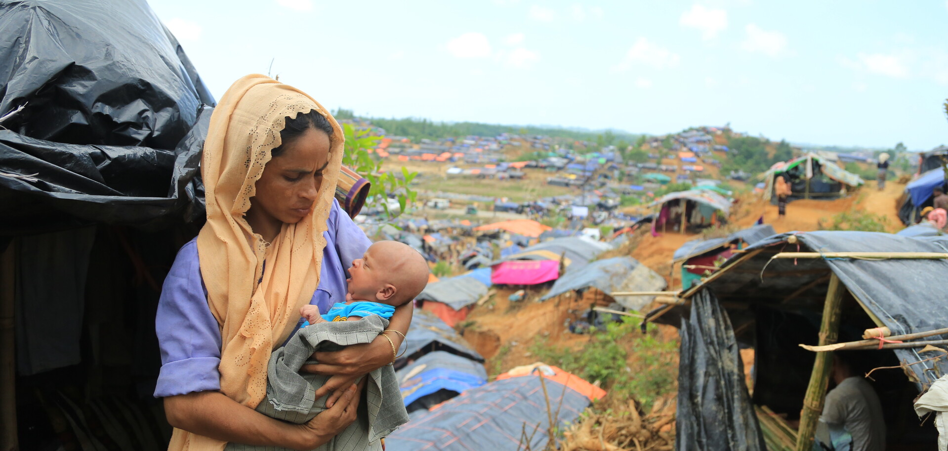 Eine Mutter mit ihrem Baby in einem Camp für vertriebene Rohingya Eine Mutter mit ihrem Baby in einem Camp für vertriebene Rohingya