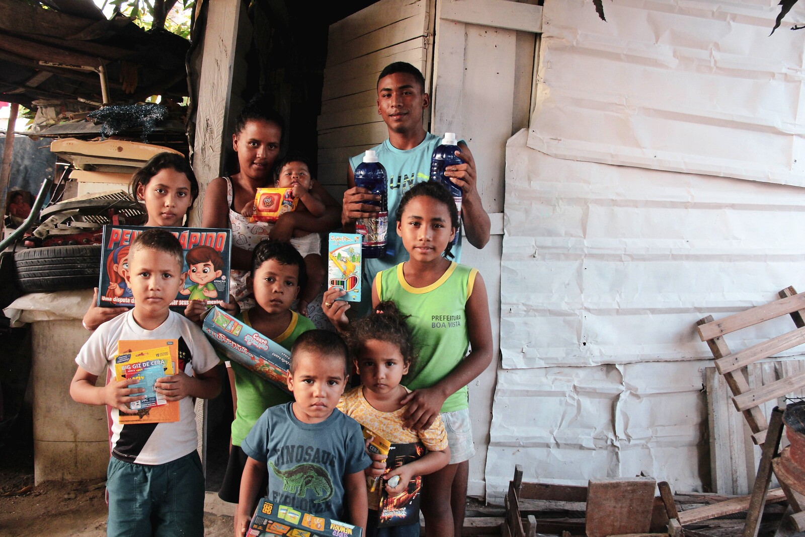 Aus Venezuela geflüchtete Familie vor einer Notunterkunft in Brasilien