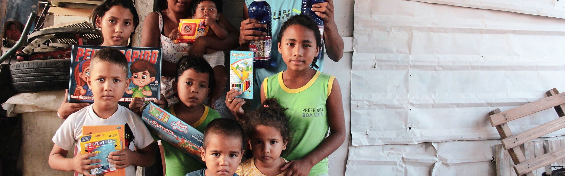 Aus Venezuela geflüchtete Kinder vor einer Notunterkunft in Brasilien