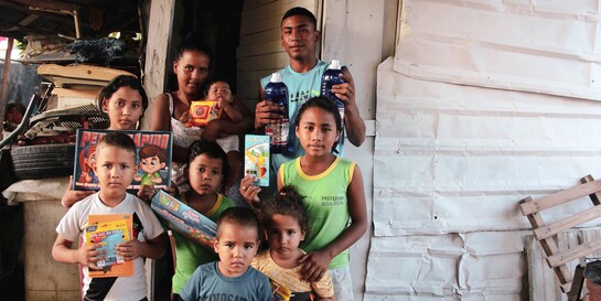 Aus Venezuela geflüchtete Kinder vor einer Notunterkunft in Brasilien