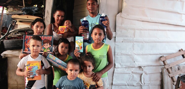 Aus Venezuela geflüchtete Familie vor einer Notunterkunft in Brasilien Aus Venezuela geflüchtete Familie vor einer Notunterkunft in Brasilien