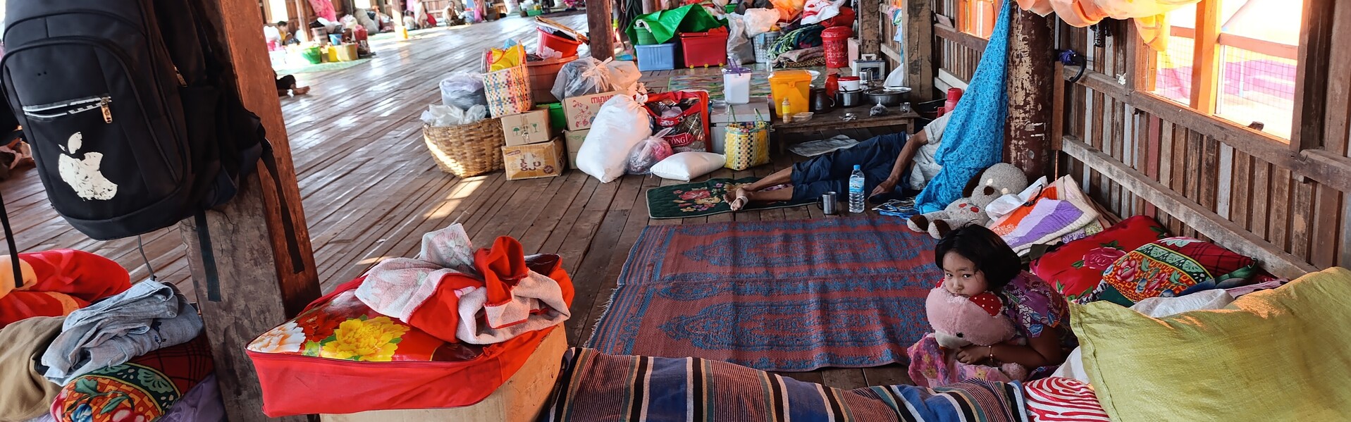 Ein Kind sitzt nach dem Erbeben in Myanmar in einer Unterkunft
