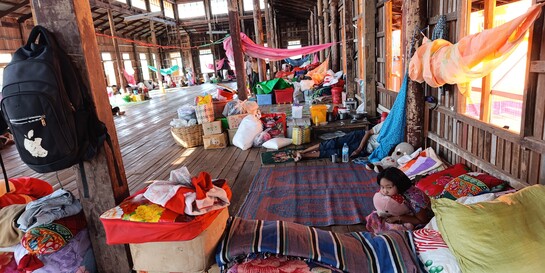  Ein Kind sitzt nach dem Erbeben in Myanmar in einer Unterkunft