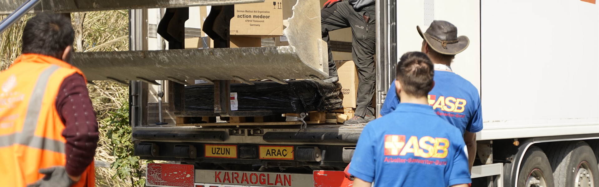 Das FAST-Team des Arbeiter-Samariter-Bund verlädt im türkischen Samadag eine vollständige Zeltambulanz