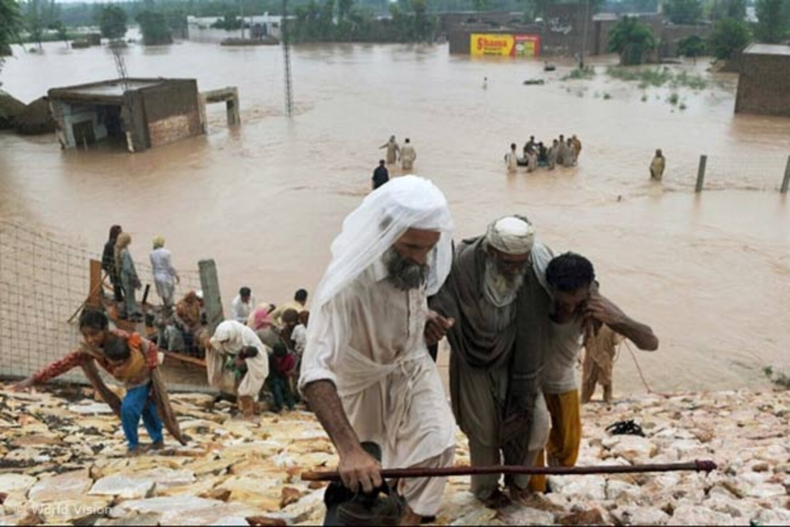 fluchtvorflut Flut Pakistan: Flucht vor der Flut