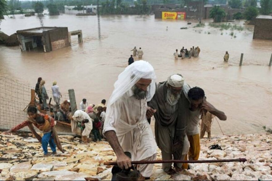 fluchtvorflut Flut Pakistan: Flucht vor der Flut
