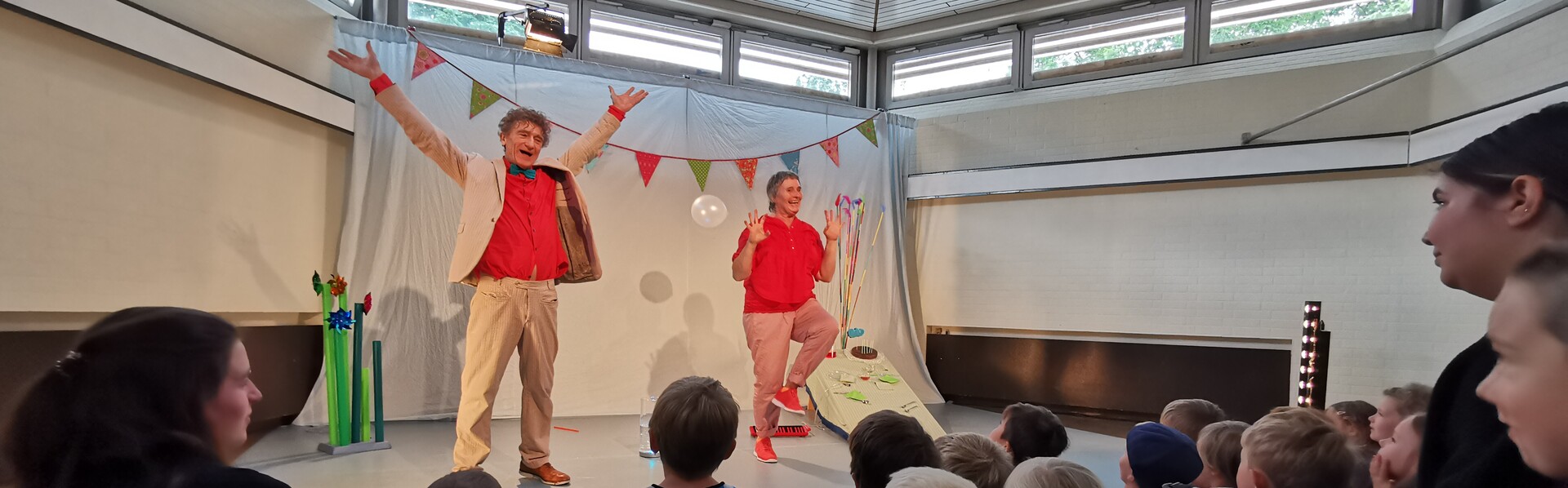 Das Ensemble des Wolkenstein-Theaters bei einer Aufführung 