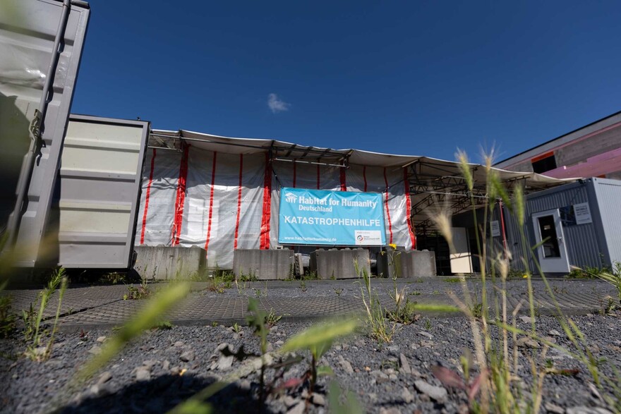Blick auf den Werkzeugverleih von Habitat for Humanity in Dernau im Ahrtal