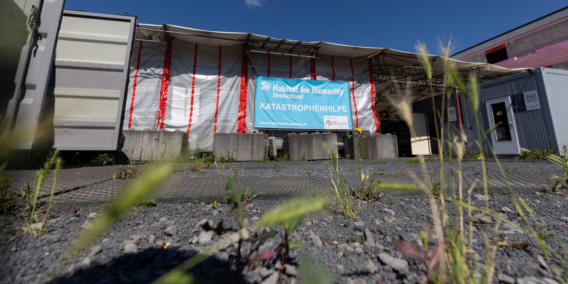 Blick auf den Werkzeugverleih von Habitat for Humanity in Dernau im Ahrtal