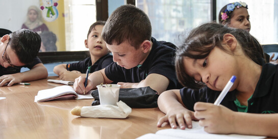 Im Libanon lernen syrische Flüchtlingskinder in einem Schulzentrum der Hilfsorganisation ADRA lesen und schreiben