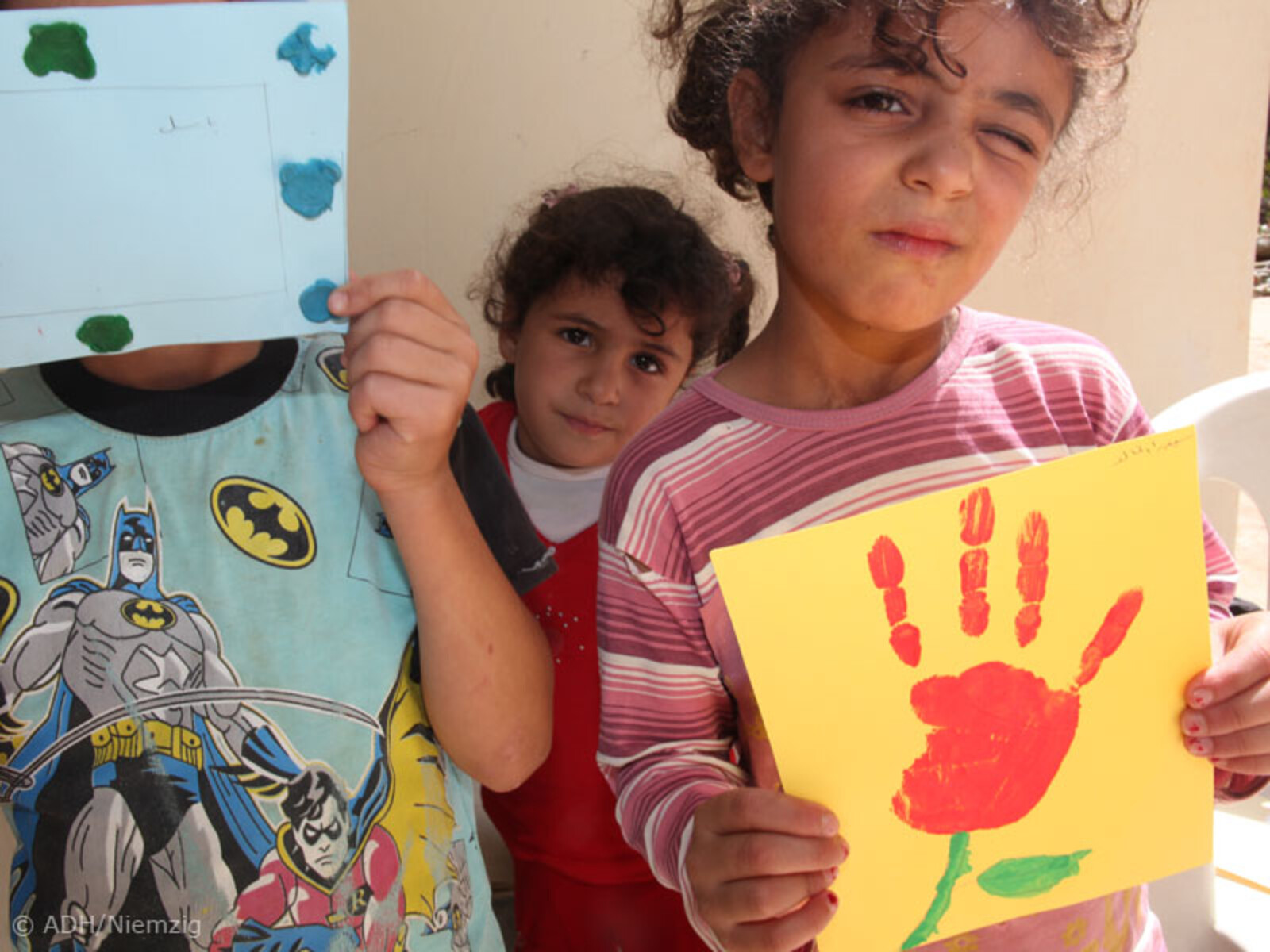 World Vision ist seit November 2012 zur Unterstützung syrischer Flüchtlinge im Libanon aktiv. Im Mittelpunkt steht die Verteilung von Non-Food-Items, wie Öfen und Heizmaterial und Kinderzentren, die den Flüchtlingskindern helfen ihre traumatischen Erlebni