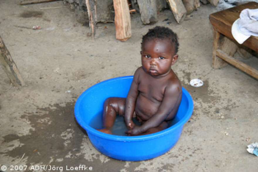 Flut Afrika: Kind in Badeschuessel