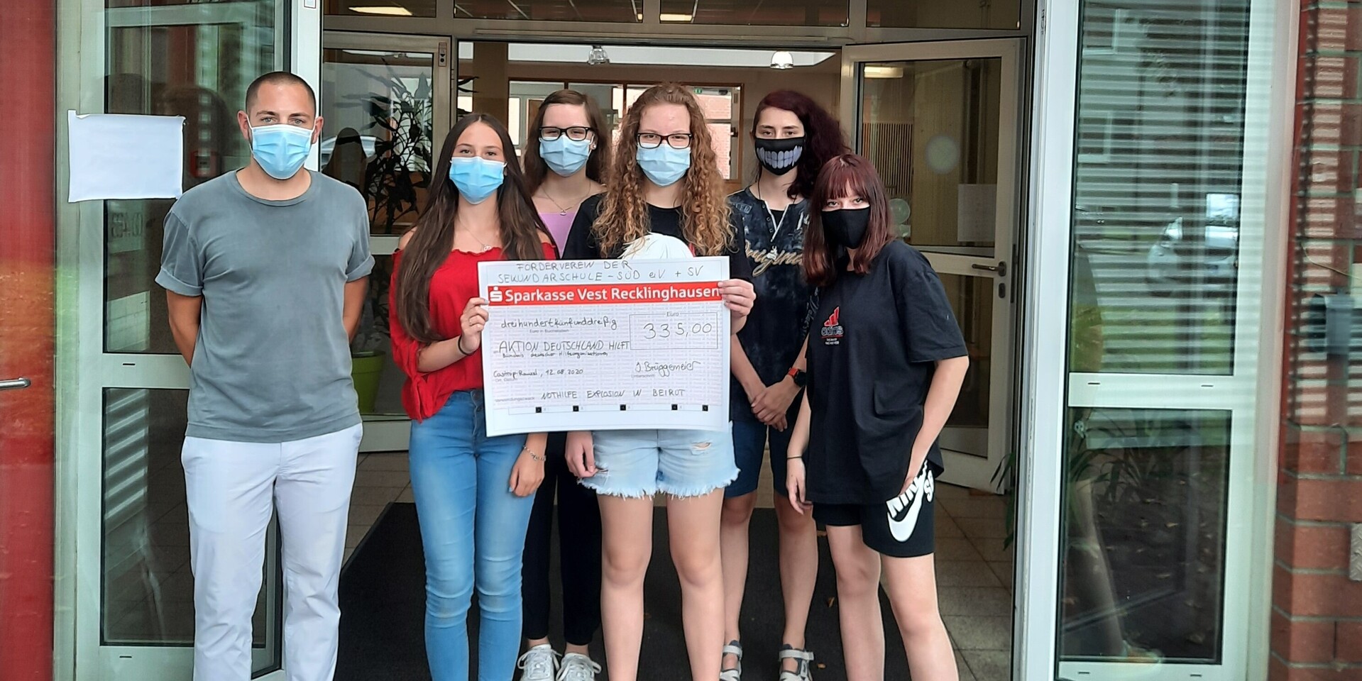 Diese Schülerinnen wirkten bei der Organisation der "Pfandsammel-Aktion" mit Schülerinnen zeigen stolz den Betrag ihrer Pfandsammel-Aktion