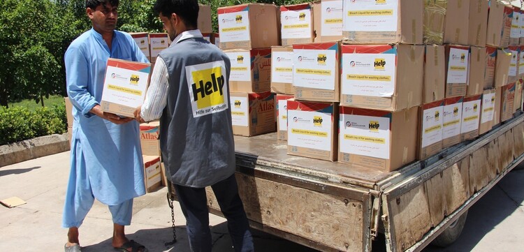 Helfer der Organisation Help – Hilfe zur Selbsthilfe versorgen die Menschen in Afghanistan mit Essen, Medizin und Hygienekits Helfer der Organisation Help – Hilfe zur Selbsthilfe versorgen die Menschen in Afghanistan mit Essen, Medizin und Hygienekits