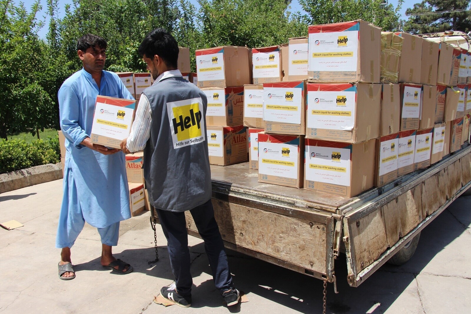 Helfer der Organisation Help – Hilfe zur Selbsthilfe versorgen die Menschen in Afghanistan mit Essen, Medizin und Hygienekits