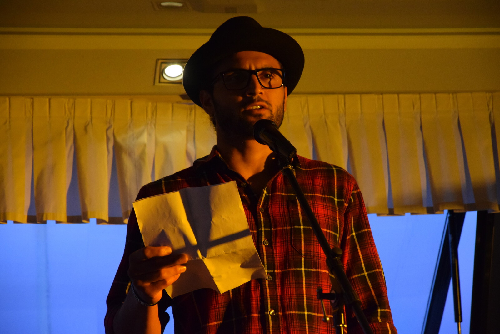 Ahmed trat als Auch Ahmed aus der Schweiz stand an diesem Abend zum ersten Mal auf einer Slammer-Bühne.bei unserem Poetry-Slam auf Auch Ahmed aus der Schweiz stand an diesem Abend zum ersten Mal auf einer Slammer-Bühne.