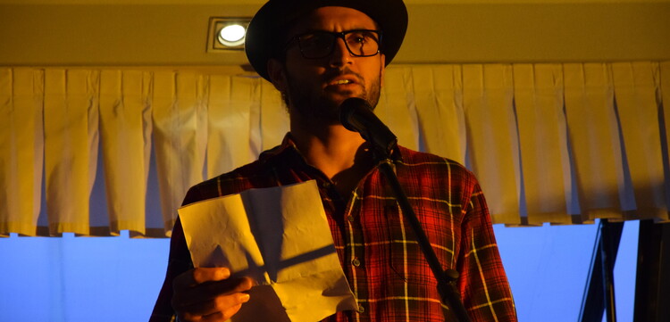 Auch Ahmed aus der Schweiz stand an diesem Abend zum ersten Mal auf einer Slammer-Bühne. Auch Ahmed aus der Schweiz stand an diesem Abend zum ersten Mal auf einer Slammer-Bühne.