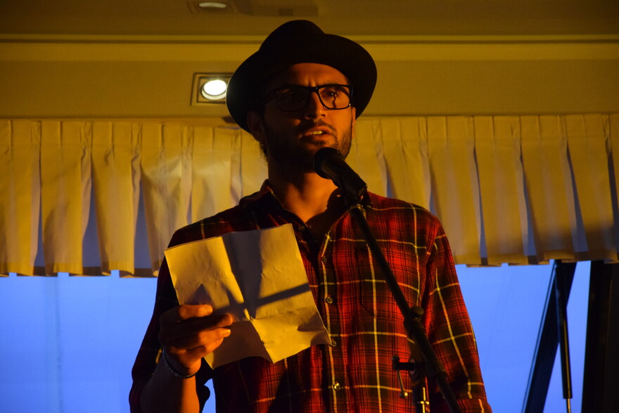 Ahmed trat als Auch Ahmed aus der Schweiz stand an diesem Abend zum ersten Mal auf einer Slammer-Bühne.bei unserem Poetry-Slam auf Auch Ahmed aus der Schweiz stand an diesem Abend zum ersten Mal auf einer Slammer-Bühne.