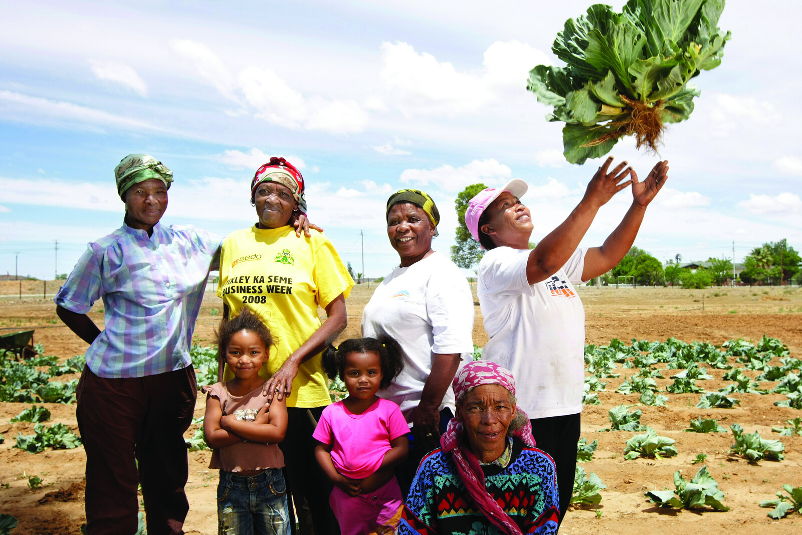 Eine Familie erntet Gemüse in Afrika. In von Dürre und Trockenheit beherrschten Gebiten hilft dürreresistentes Saatgut, um die Ernte zu sichern.